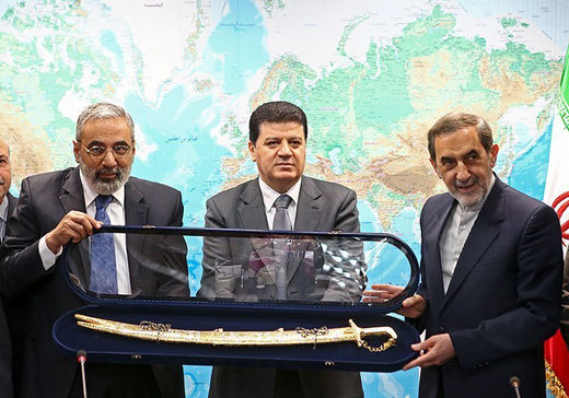 هدیه وزیر اطلاع رسانی سوریه در دیدار با دکتر ولایتی/عکس