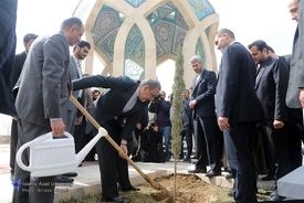 غرس یک اصله نهال در واحد علوم و تحقیقات توسط دکتر ولایتی