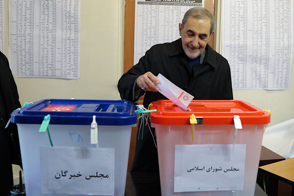 حضور مشاور مقام معظم رهبری در امور بین الملل در محل رایگیری انتخابات