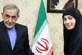 دیدار دکتر  ولایتی با خانواده شهید مصطفی بدرالدین